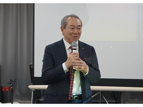 あいさつする中村維孝社長